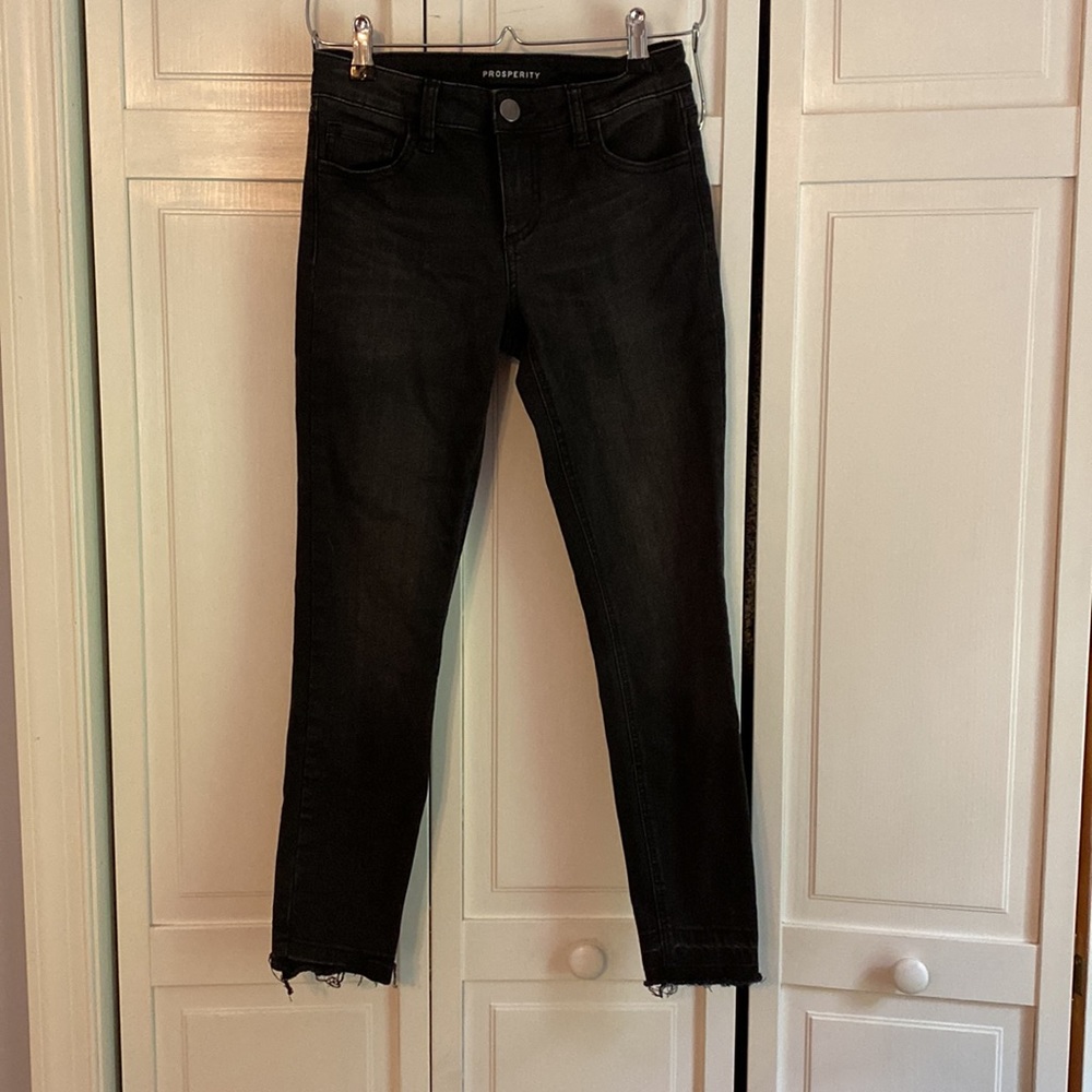 Black skinny jeans—slightly fringed